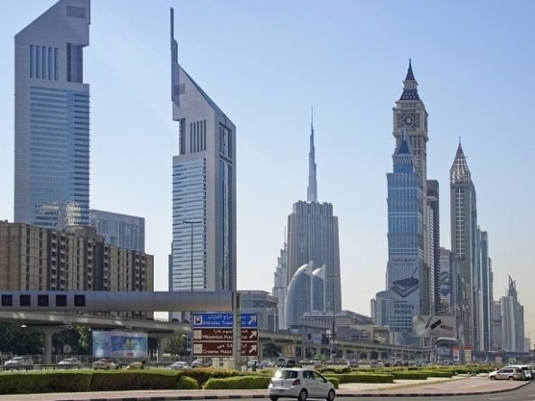 مقارنة برج عزيزي مع مشاريع عزيزي الأخرى